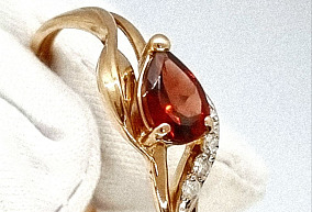  Золотое кольцо с бриллиантом 16 р-р 