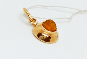 Золота подвеска с янтарем