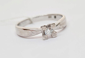 Золотое кольцо с бриллантом 17 р-р