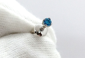 Золотая серьга с фианитом