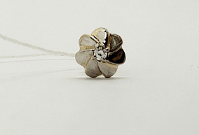 Золотая серьга с бриллиантом