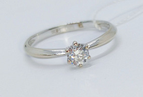  Золотое кольцо с бриллиантом 16 р-р