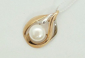 Золотая  подвеска с жемчугом 