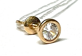 Золотая серьга с фианитом