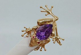 Золотая брошь с натуральным камнем