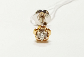 Золотая серьга с бриллиантом